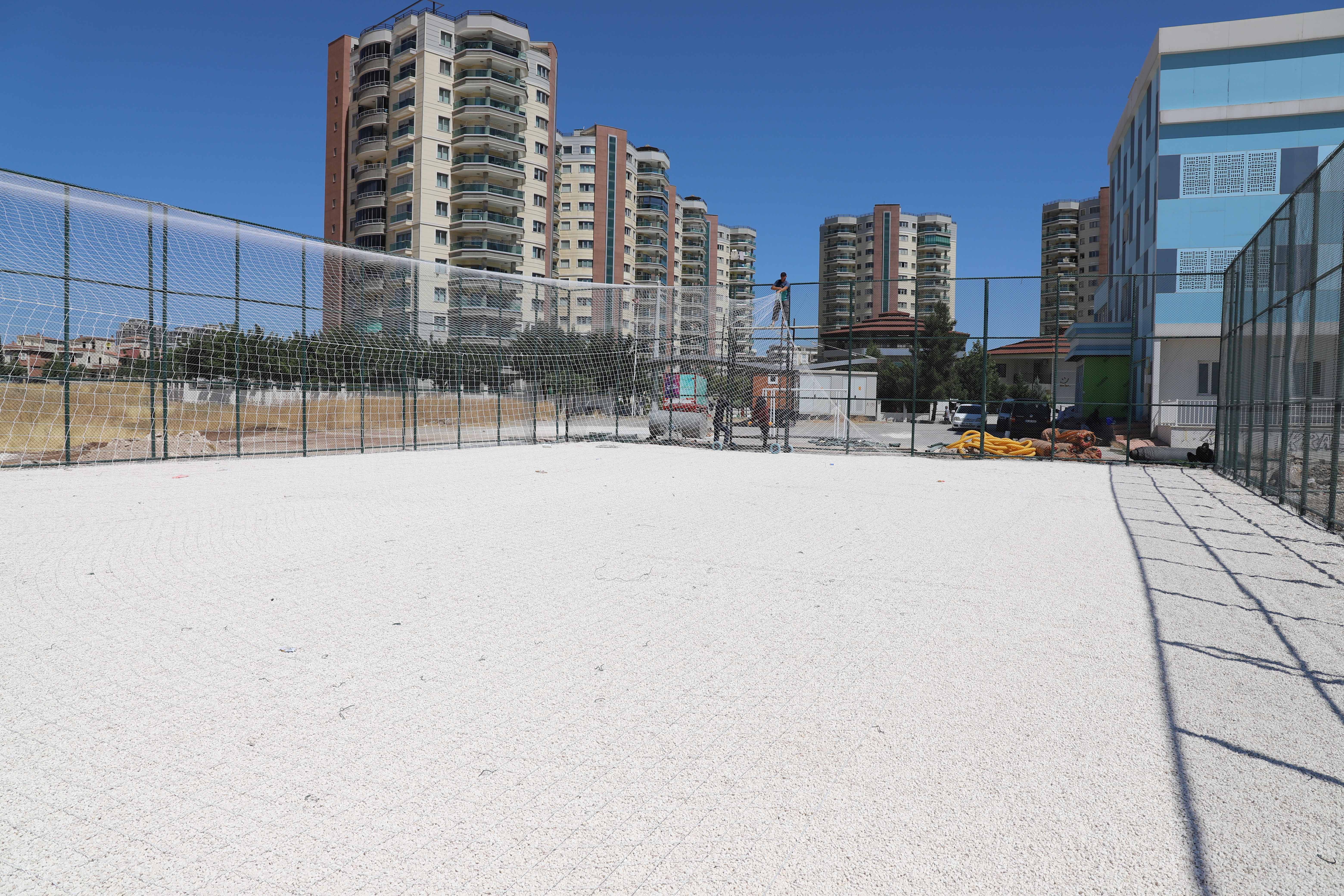 Batıkent’te gençler için sentetik çim saha kazandırılıyor