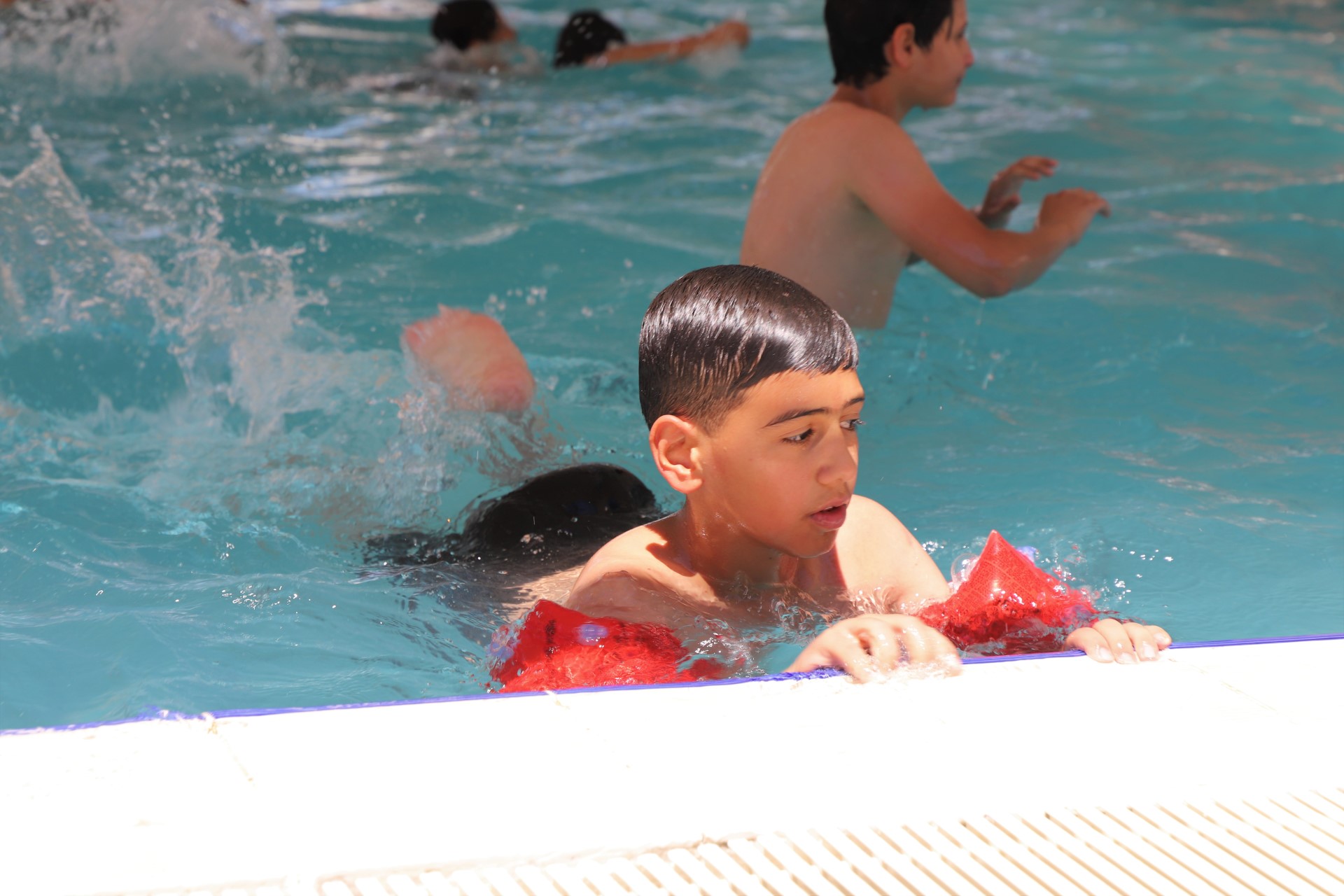 Vatandaşlar karaköprü belediyesi havuzlarında serinliyor