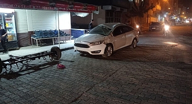 At arabası otomobile çarptı!
