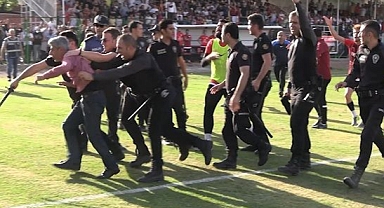 Bal liginde taraftarlar sahaya atladı!