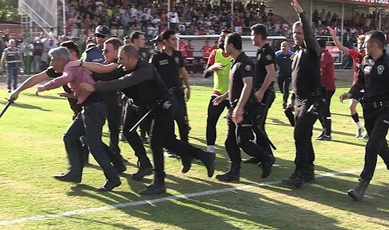 Bal liginde taraftarlar sahaya atladı!