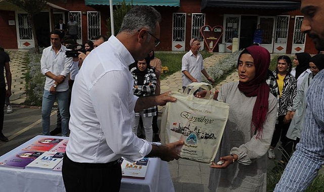 Başkan Kuş, sınava hazırlanan öğrencilere soru bankası dağıttı!