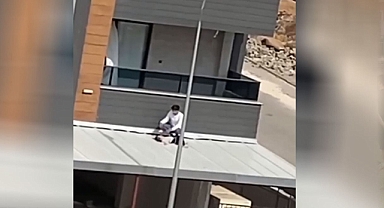 Karaköprü' de feci olay! Küçük balkondan düştü!