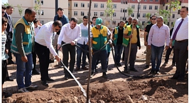 Karaköprü'de yeni parklar ağaçlandırılıyor