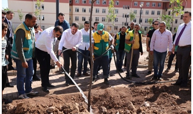 Karaköprü'de yeni parklar ağaçlandırılıyor