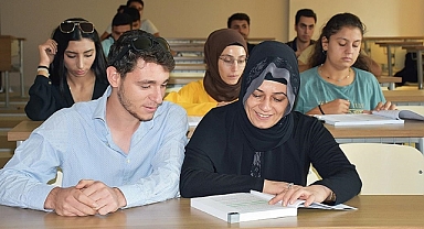 Okuma aşkı anne ve oğlunun aynı sırada buluşturdu