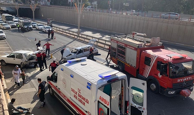 Otomobiller çarpıştı! Yaralılar var!