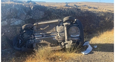 Şanlıurfa'da şarampole devrilen otomobildeki 3 kişi yaralandı
