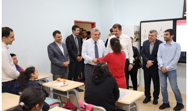 Vali Ayhan ile Başkan Beyazgül Engelsiz Yaşam Merkezini Ziyaret Etti