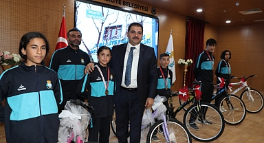 Başkan Canpolat'tan altın madalya kazanan sporculara hediye!