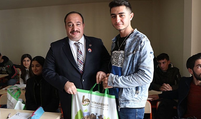 Başkan Ekinci ve Çengel, öğrencilere kitap dağıttı!