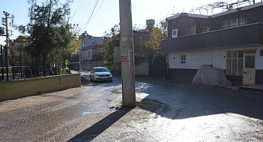 Caddenin Ortasındaki Elektrik Direği Ölüme Davetiye Çıkarıyor