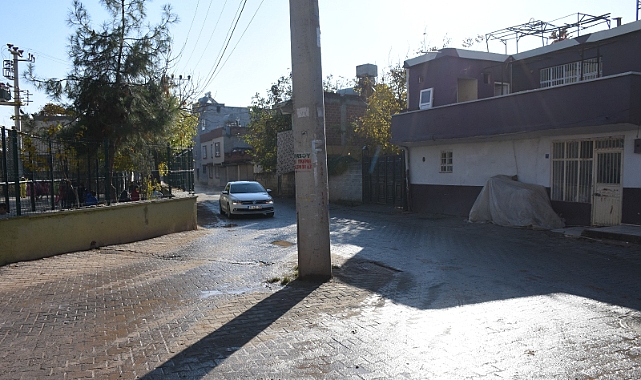 Caddenin Ortasındaki Elektrik Direği Ölüme Davetiye Çıkarıyor