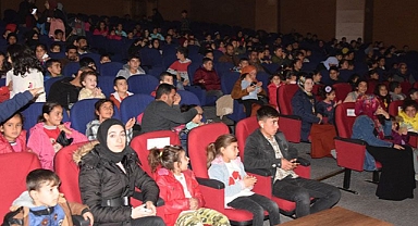 Çocuklar tiyatro oyununa yoğun ilgi gösterdi!