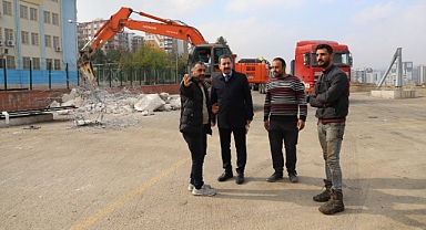 Esentepe'ye sentetik çim saha kazandırılıyor