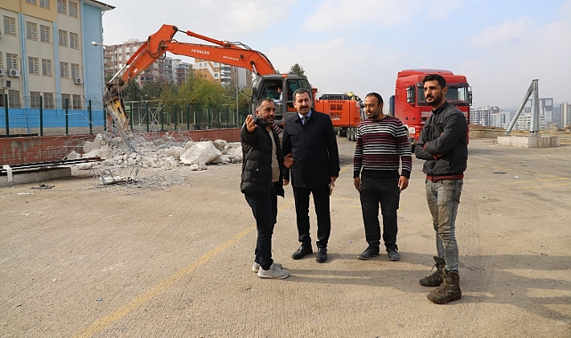 Esentepe'ye sentetik çim saha kazandırılıyor