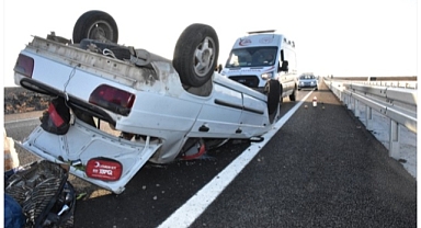 Şanlıurfa'da otomobilin devrilmesi sonucu 5 kişi yaralandı
