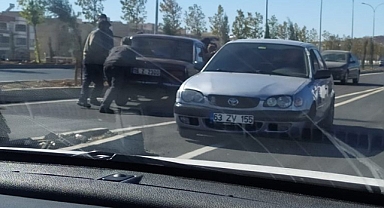 Trafik tıkandı! Urfa’da araç beton bariyerlere çarptı!