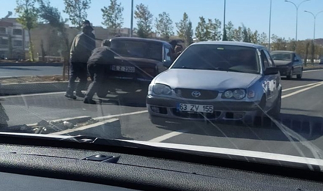 Trafik tıkandı! Urfa’da araç beton bariyerlere çarptı!