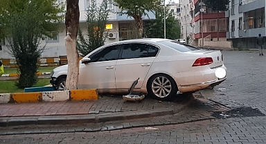 Urfa'da kaza! Otomobil kaldırıma çıktı!