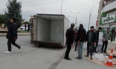 Urfa’da trafik kazası: Kamyon devrildi!