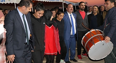 Vali Ayhan ve gençler halay çekti, gençlik merkezi açıldı!