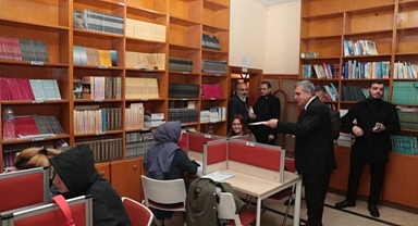 Başkan Beyazgül kütüphanedeki gençlerle buluştu