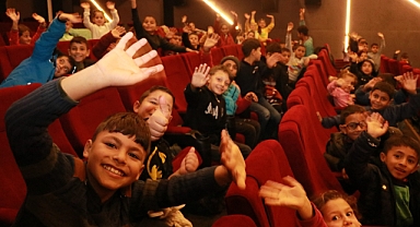 Köy Okulundaki Çocuklar İlk Kez Sinema İle Tanıştı