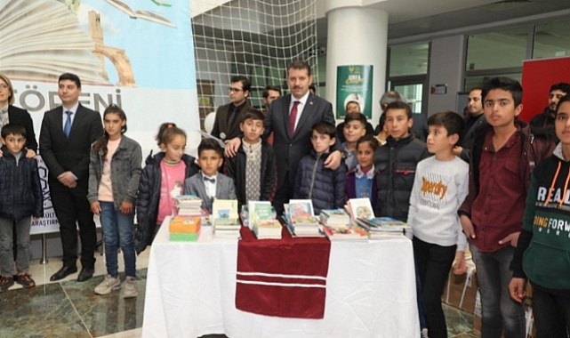 Vali Ayhan Öğrencilere Kitap Dağıttı