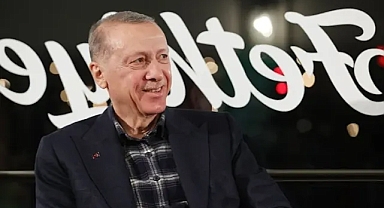 Ayakkabısını yalamak isteyen vekil gündem oldu!