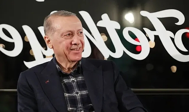 Ayakkabısını yalamak isteyen vekil gündem oldu!