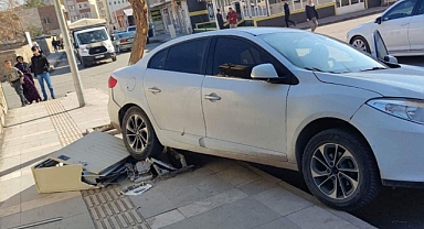 Otomobil elektrik panosuna çarptı!