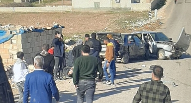Urfa'da 2 araç kafa kafaya çarpıştı!