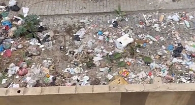 Urfa’da apartman bahçesi çöplüğü andırıyordu!