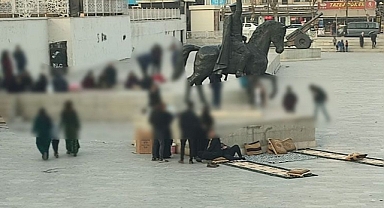 Urfa’nın göbeğinde halı serip oturdular: Tepki topladı!