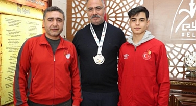 Başkan Kuş, Şampiyon Sporcuyu Ödüllendirdi