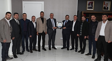 Bem-Bir-Sen'den Haliliye Belediye Başkanına teşekkür plaketi