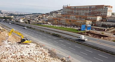 Büyükşehir Okullar Bölgesinde Üst Geçit Çalışmalarını Sürdürüyor