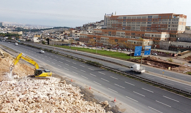 Büyükşehir Okullar Bölgesinde Üst Geçit Çalışmalarını Sürdürüyor