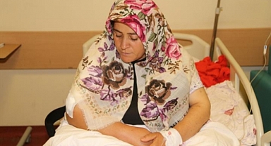 Depremde çocuklarını korumak için girdiği dolabın altında omzunu kırdı
