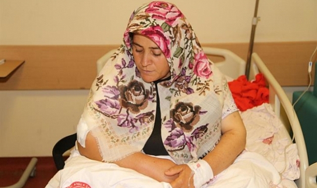 Depremde çocuklarını korumak için girdiği dolabın altında omzunu kırdı