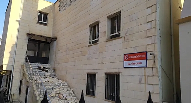 Depremde hasar gördü! Karaköprü'deki cami ibadete kapatıldı