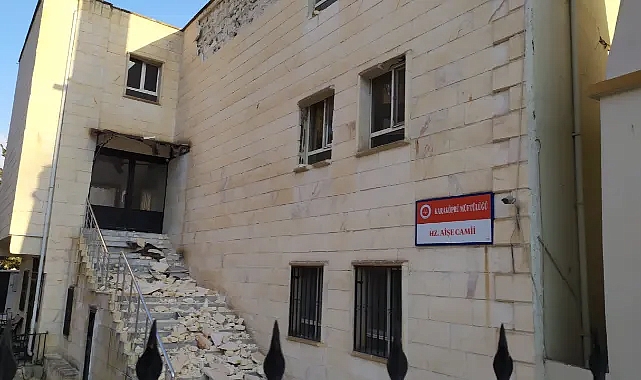 Depremde hasar gördü! Karaköprü'deki cami ibadete kapatıldı