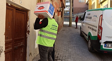 Depremden Etkilenen Vatandaşların Gıda Kolileri Evlerine Ulaştırılıyor