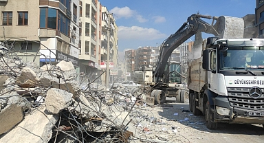 Enkaz Kaldırma Çalışması Devam Ediyor