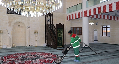 Karaköprü’de Deprem Sonrası Camiler İbadete Hazırlanıyor