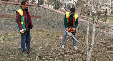Karaköprü’de Parklarda Bakım Ve Ağaç Budama Çalışmaları Yapılıyor