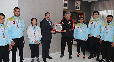 Şampiyonaya damga vuran sporcularla bir araya geldi!