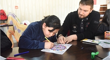 Şanlıurfa'daki depremzede çocuklar ressam eşliğinde moral buluyor