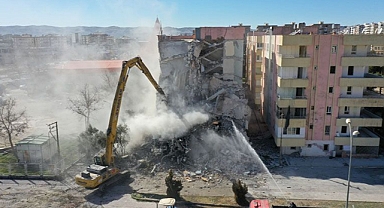 Urfa'da ağır hasarlı binaların yıkımına başlandı!